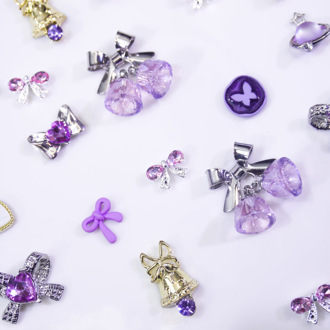 Adornos metálicos para uñas con brillo y romance de lavanda